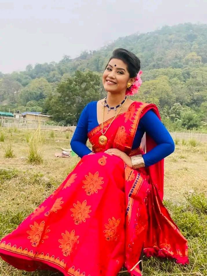 সামাজিক মাধ্যমত ফটো শ্বেয়াৰ কৰি লিখিছে- 'চিৰা পিঠাৰে হেপাঁহৰ ৰঙালীক আদৰাৰ আয়োজন এতিয়া ঘৰে ঘৰে'