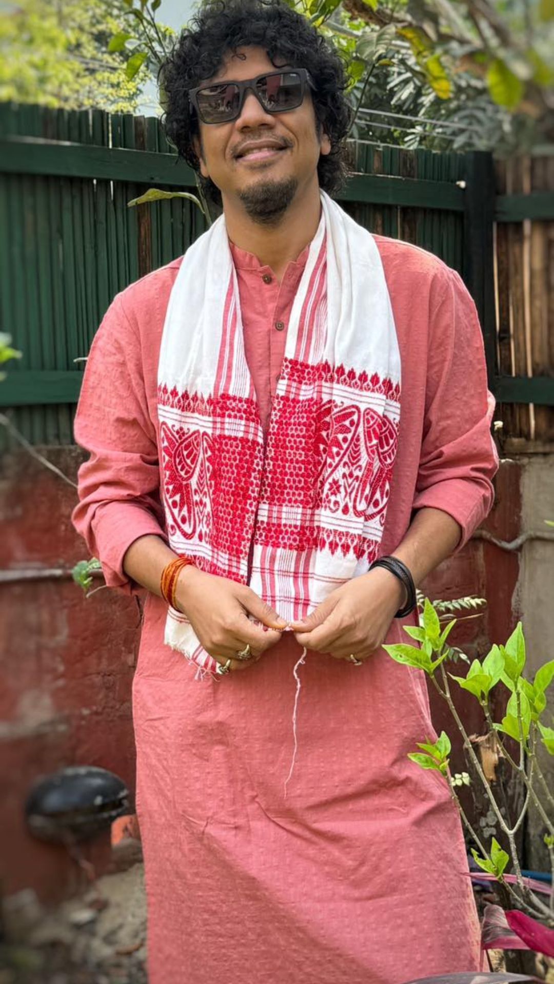 যাৰ কণ্ঠই সন্মোহিত কৰে অজস্ৰজনক। সামাজিক মাধ্যমত পাপনৰ আছে বহু হাজাৰলোকে অনুসৰন কৰে।