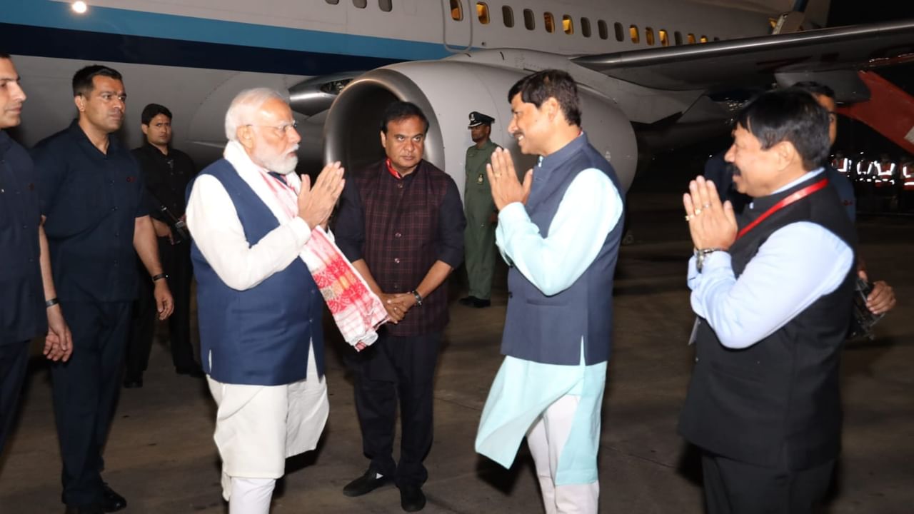 হাজাৰ হাজাৰ জনতাই ওচৰৰ পৰা চালে মোদীক।
