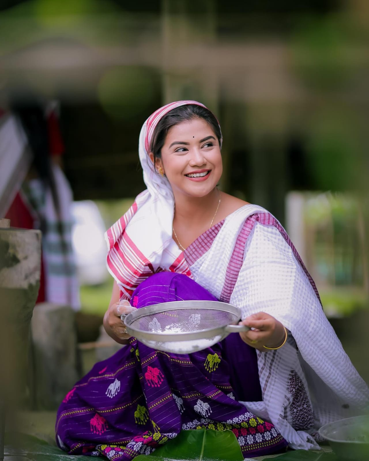 নিজৰ প্ৰতিভাৰে অসমবাসীৰ হৃদয়ত স্থান দখল কৰিছে অমৃতাই। সকলোৱে ভাল পায় অমৃতাৰ অভিনয়। বিহুত বিভিন্ন অনুষ্ঠানত পৰিবেশন কৰিবলৈ সাজু হৈছে জনপ্ৰিয় অভিনেত্ৰী অমৃতা গগৈ ।