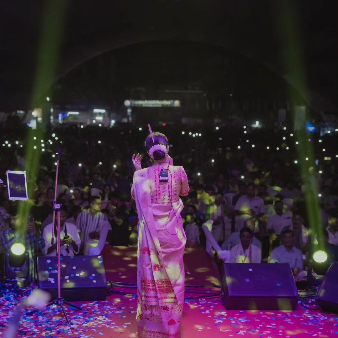 বিহুৰ সময়ত যথেষ্ঠ ব্যস্ত শিল্পীগৰাকী। ইখনৰ পিছত সিখন অনুষ্ঠানক কৰিছতে সংগীত পৰিৱেশন। খাৰঘুলি ৰঙালী বিহু সন্মিলনত সংগীত পৰিৱেশন কৰি দীপলিনাই শ্বেয়াৰ কৰিছে ফটো।