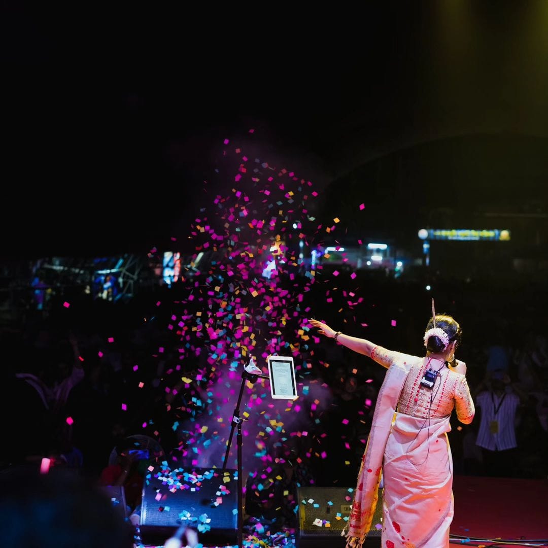 সামাজিক মাধ্যত দীপলিনাৰ আছে বহু অনুৰাগী।  চাকৰি এৰি চলচ্চিত্ৰ জগতত প্ৰৱেশ কৰিছিল দীপলিনাই।