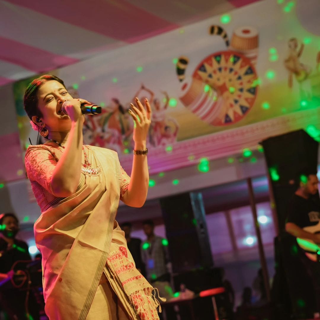 জুবিন গাৰ্গ পৰিচালিত মিছন চাইনা চলচ্চিত্ৰখনৰ মাধ্যমত তেওঁ অসমীয়া চলচ্চিত্ৰ জগতত অভিনয় জীৱনৰ পাতনি মেলিছিল। কেৱল অভিনেত্ৰী হিচাপে নহয় কণ্ঠশিল্পী হিচাপে দীপলিনাৰ আছে অজস্ৰ অনুৰাগী।