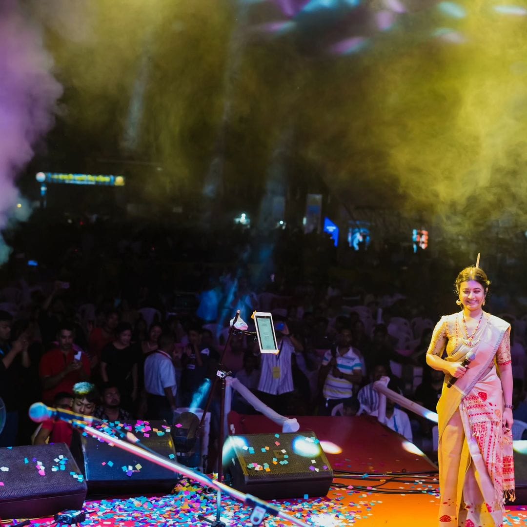 প্ৰায়ে দীপলিনাৰ ফটো বা ভিডিঅ' ভাইৰেল হৈ থাকে সামাজিক মাধ্যমত। বিভিন্নজনৰ 'ক্ৰাচ' দীপলিনা।