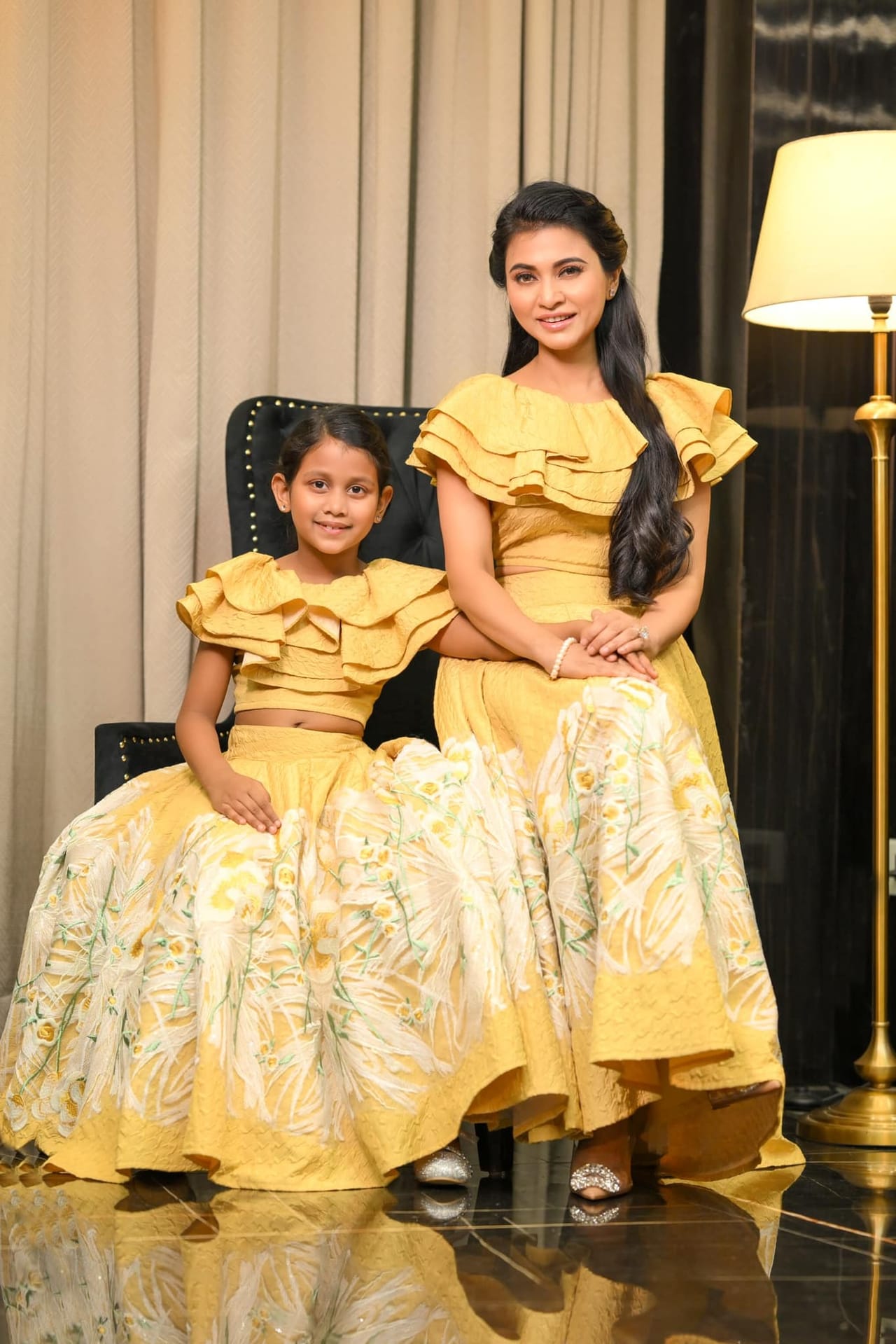 কেতিয়াবা যদি অকলে আৰু কেতিয়াবা সন্তান আৰু স্বামীৰ লগত ফটো বা ভিডিঅ' শ্বেয়াৰ কৰে। অভিনেত্ৰীৰ লগতে পৰিচালক হিচাপেও আছে আইমীৰ সুকীয়া পৰিচয়।