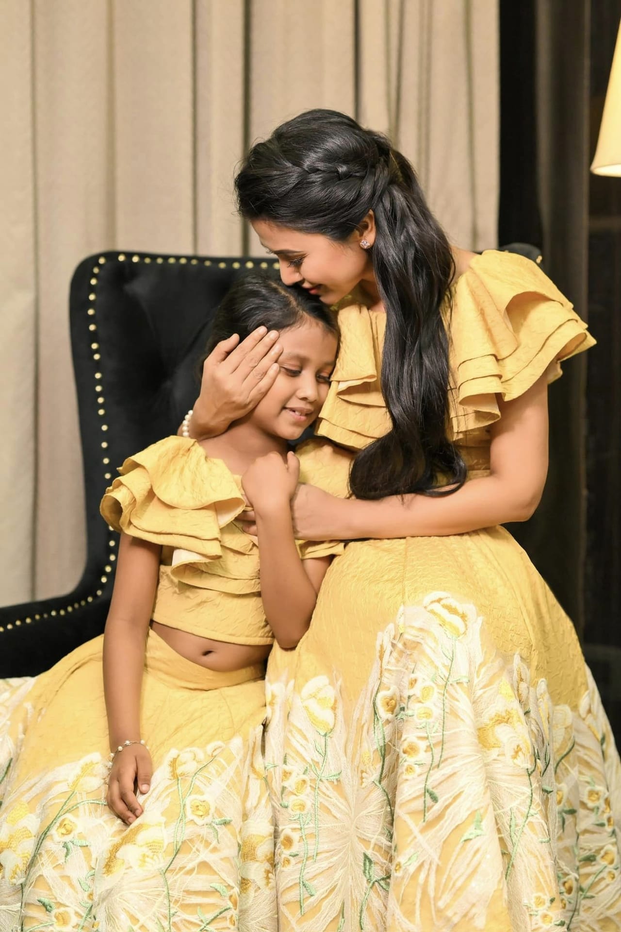 নিজৰ অভিনয়েৰে অনুৰাগীক মোহাচ্ছন্ন কৰি আহিছে অভিনেত্ৰীগৰাকীয়ে। সামাজিক মাধ্যমত যথেষ্ট সক্ৰিয়, প্ৰায়ে অনুৰাগীৰ বাবে ফটো ভিডিঅ' পোষ্ট কৰি থাকে।