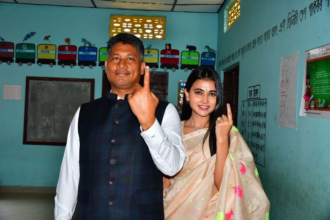 ভোটাধিকাৰ সাব্যস্ত কৰি সামাজিক মাধ্যমত আইমী আৰু স্বামী পীযূষে শ্বেয়াৰ কৰিলে ফটো।