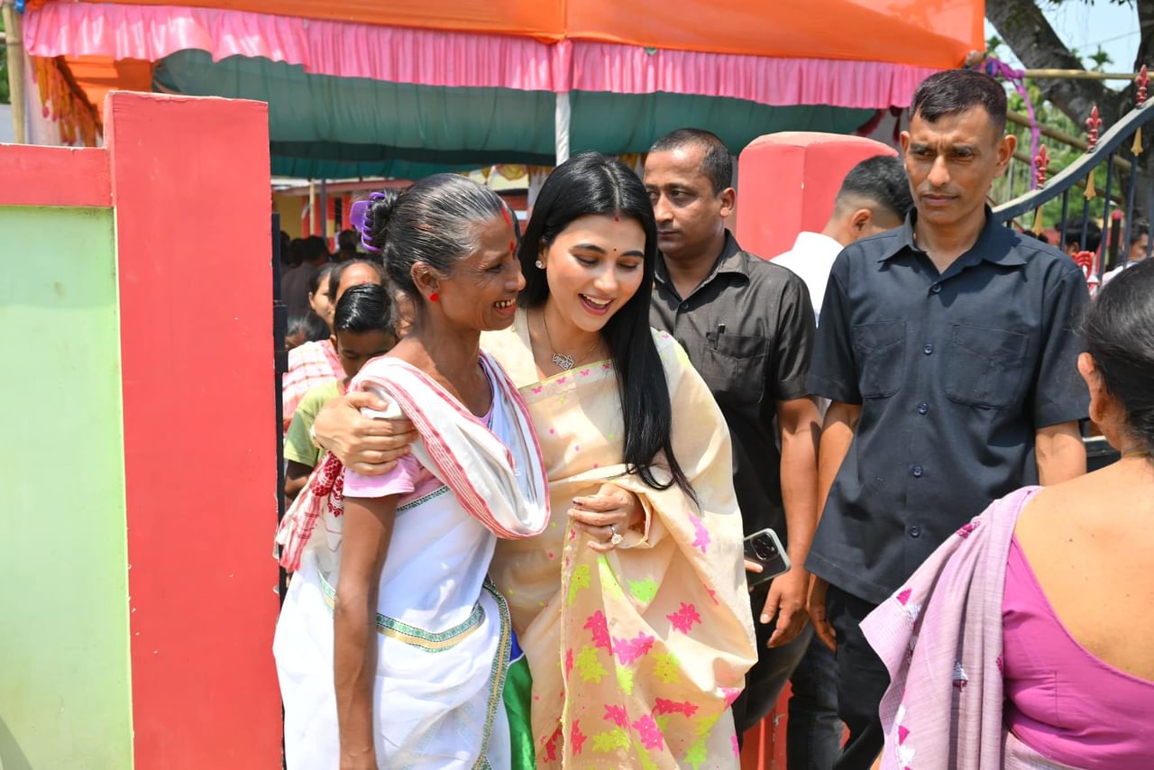 সামাজিক মাধ্যমত আইমীয়ে লিখিছে- সুস্থ গণতন্ত্ৰ ৰক্ষাৰ্থে আৰু দেশৰ প্ৰগতিমুখী অম্লান যাত্ৰা অব্যাহত থকাৰ স্বাৰ্থত দুয়োগৰাকী মা আৰু স্বামী পীযুষ হাজৰীকাৰ Pijush Hazarika সৈতে গৌৰৱেৰে গণতান্ত্ৰিক কৰ্তব্য পালন কৰিলোঁ। ভোটদানৰ সময়খিনিত এইবেলি বিশেষ ভাৱে আমাৰ মহিলা সকলৰ উচাহ ভৰা অংশগ্ৰহণ প্ৰত্যক্ষ কৰি অভিভূত হ'লোঁ। এইয়া নিশ্চিত ভাৱে দেশৰ গণতন্ত্ৰৰ বাবে এক অন্যতম শুভ লক্ষণ। সকলোকে ভোটাধিকাৰ সাব্যস্ত কৰি বিকশিত-সুৰক্ষিত ভাৰত, অসমৰ জয়যাত্ৰাত সহযাত্ৰী হ'বলৈ আহ্বান জনালোঁ।