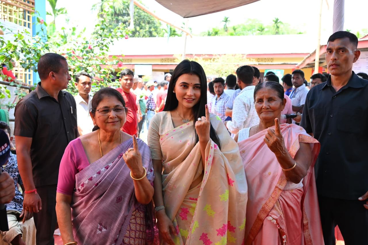 নিৰ্বাচনত পৰিয়ালৰ সৈতে ভোট দিবলৈ আহিল আইমী বৰুৱাই।