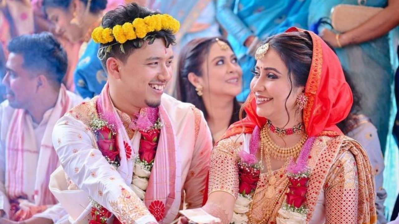 বৰষাৰ প্ৰতিটো কামতে সহায় কৰে তেওঁৰ স্বামী ভাস্কৰ বৰুৱাই। ৰাইজে তেওঁলোকৰ যুটিটোক বহুত বেছি পছন্দ কৰে। কিছুদিন পূৰ্বে পৰিয়ালৰ সৈতে গোৱালৈ গৈছিল বৰষা।