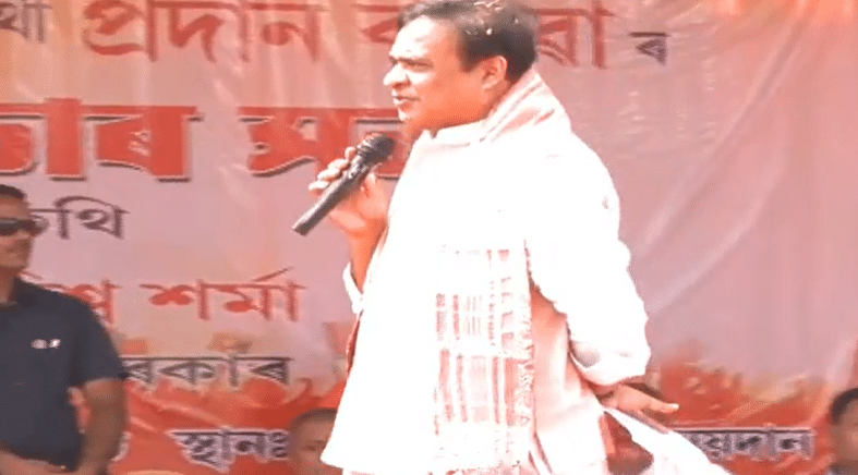 অসমৰ পৰিৱেশ এতিয়া সলনি হৈছে। বিজেপিয়ে অসমৰ প্ৰতিখন গাঁওত উন্নতি সাধন কৰিছে। ৰাজ্যত ইতিমধ্যে ১লাখ নিযুক্তি সম্পূৰ্ণ হৈছে। আৰু ৫০হাজাৰ চাকৰি পাব অসমৰ যুৱক-যুৱতীয়ে। আনহাতে লাখকপতি বাইদেউসকলে পাব ১০ হাজাৰকৈ টকা। ৰেচন কাৰ্ড থকা সকলেও পাব অৰুণোদয় আঁচনি। ইয়াৰোপৰি চৰকাৰে মেট্ৰিক উত্তীৰ্ণ ছাত্ৰীক দিব ১০হাজাৰকৈ টকা, লগতে স্নাতক নামভৰ্তি কৰাসকলক দিব ১২,৫০০টকা। আনহাতে স্নাতকোত্তৰত নামভৰ্তি কৰিলে পাব ২৫,০০০ টকা। এই কথা ঘোষণা কৰিলে মুখ্যমন্ত্ৰী হিমন্ত বিশ্ব শৰ্মাই।