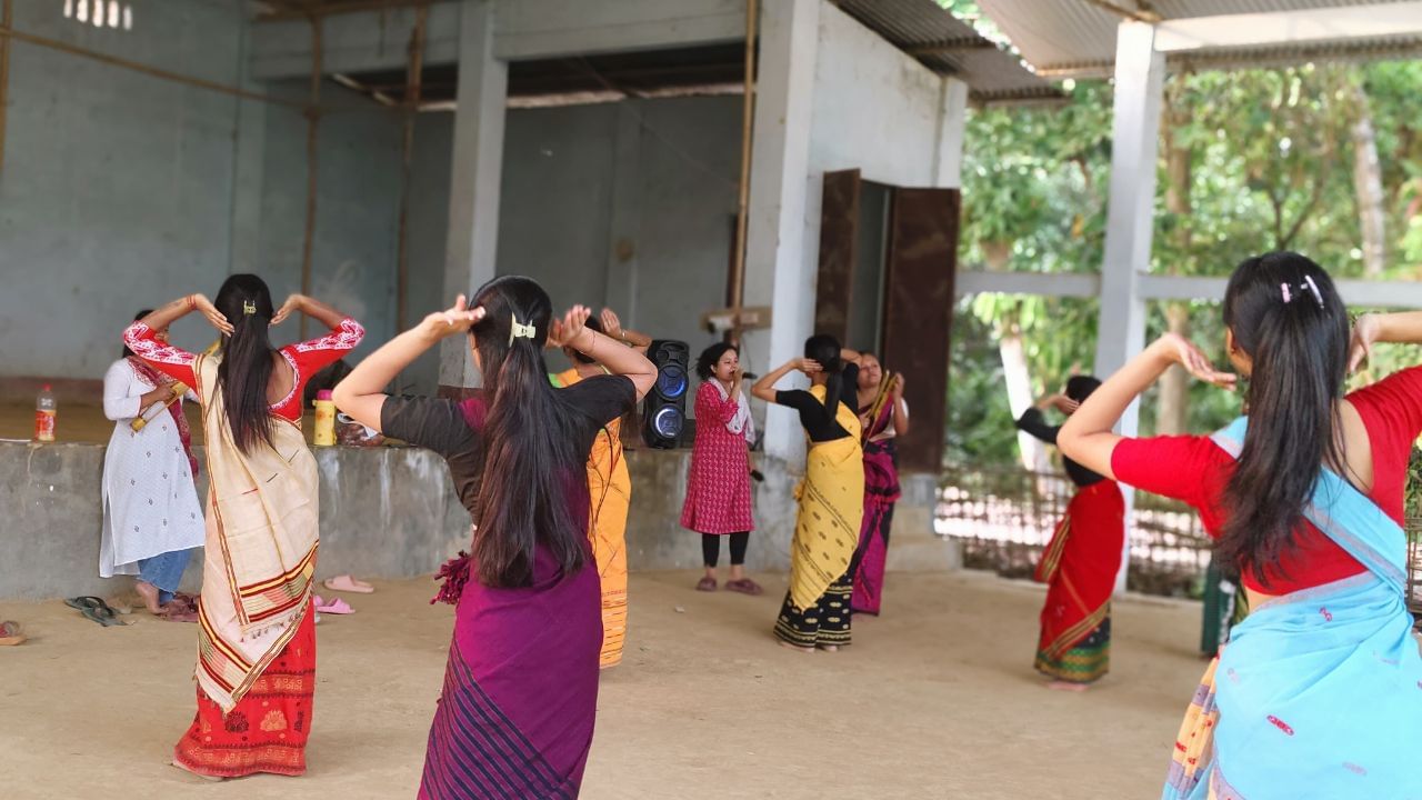 হুঁচৰি বিহুৰ দৰে জেঙ বিহুৱেও অসমৰ বিহু মঞ্চত বিশেষ সমাদৰ লাভ কৰিছে ।  সেয়েহে বহাগ মাহটোৰ উলাই আহিছে গাভৰু সকল ।