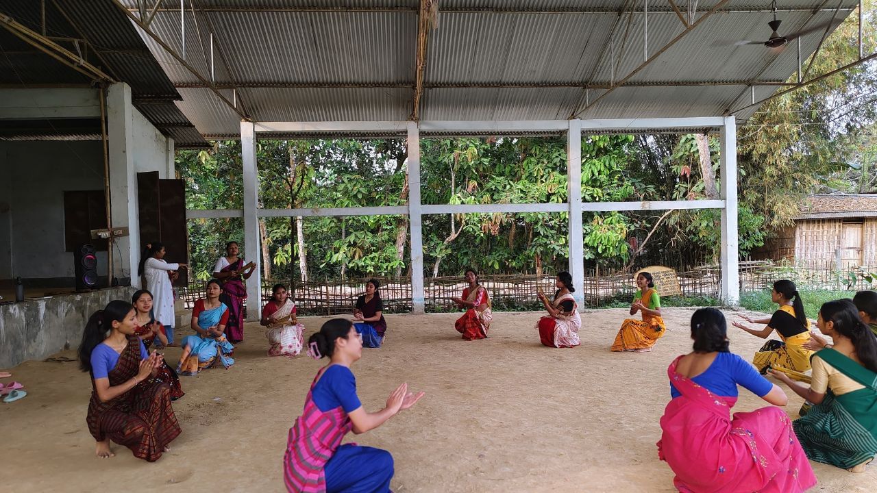 এইদৰে পৰম্পৰাগত সাজপাৰ পৰিধান কৰি বিহু আখৰাত ব্যস্ত গাভৰুসকল ।