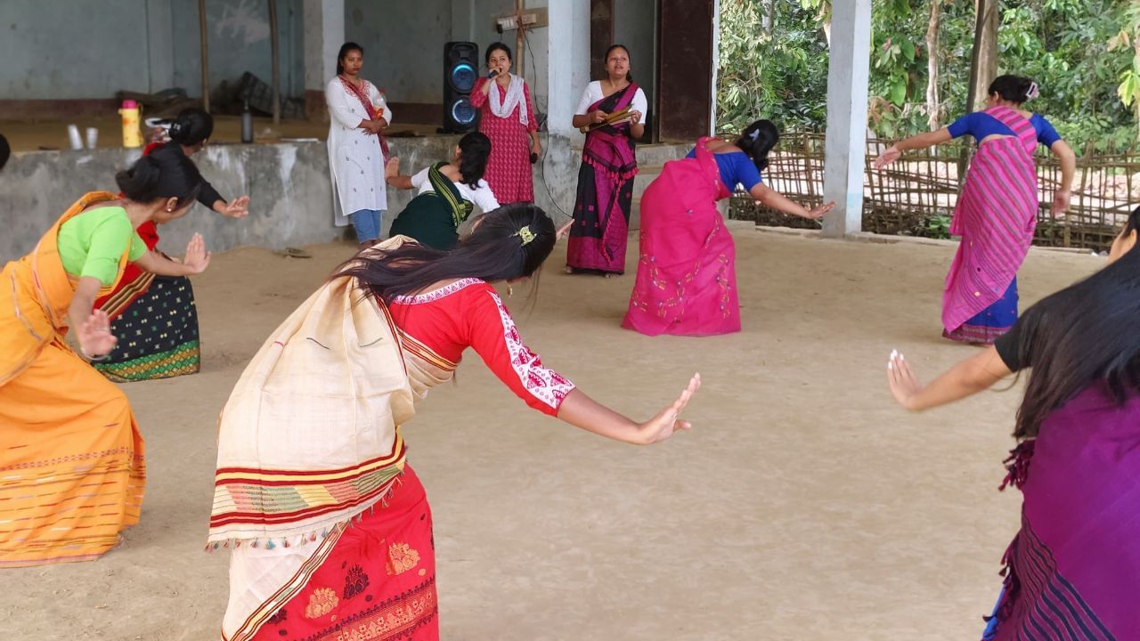 ৰঙালীক আদৰাৰ প্ৰস্তুতিৰ সামন্তৰালকৈ চলিছে বিহু আখৰা । গাঁৱে নগৰে এতিয়া শুনবলৈ পোৱা গৈছে ঢোল পেঁপাৰ মাত ।
