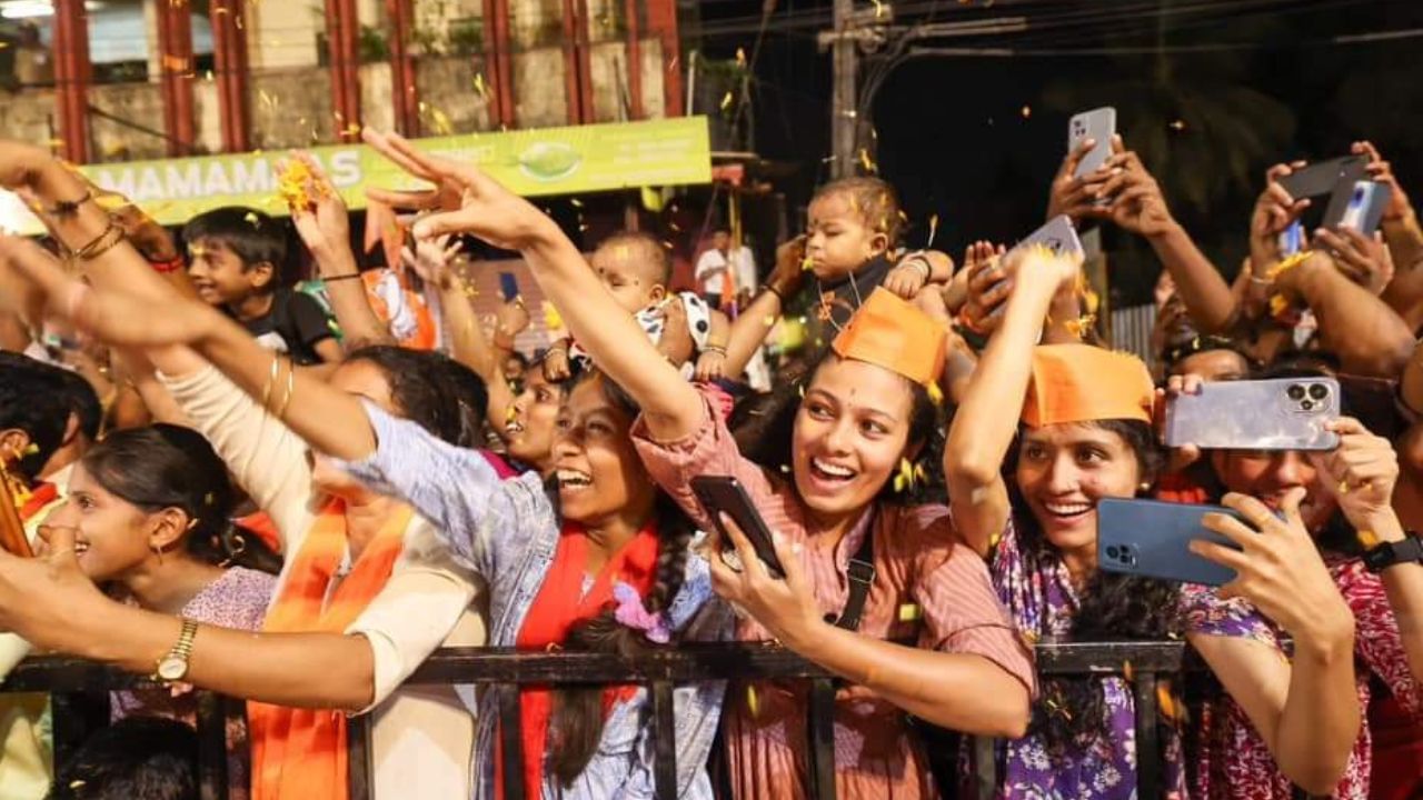 মোদীৰ ৰোডশ্ব'ত দেখা গ'ল যুৱ ভোটাৰকো । অতি উলাহেৰে মোদীৰ ৰোডশ্ব ত অংশগ্ৰহণ কৰে যুৱ ভোটাৰে ।