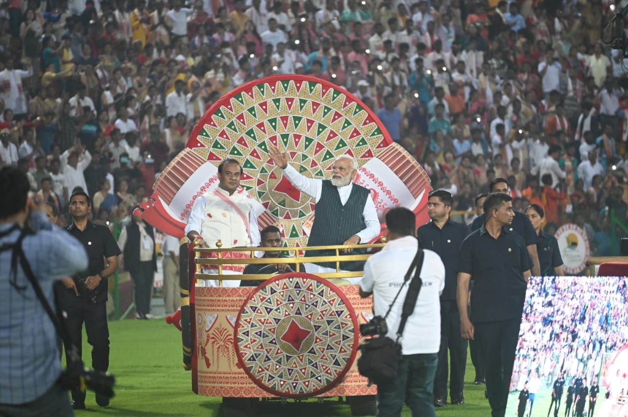 সৰুসজাইত ৰাজ্য চৰকাৰৰ বিষয়ববীয়াৰ লগতে প্ৰধানমন্ত্ৰী নৰেন্দ্ৰ মোদীয়ে উপভোগ কৰিছিল ১১ হাজাৰ ঢুলীয়া–নাচনীৰ বিহু নৃত্য। য'ত গীনিজ কৰ্তৃপক্ষও উপস্থিত আছিল।