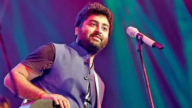 ৰোমান্টিক আৰু হৃদয়স্পৰ্শী সুৰৰ জৰিয়তে পৰিচিত বলীউডৰ কণ্ঠশিল্পী অৰিজিৎ সিঙ। তেওঁৰ গান শুনিলে হৃদয়ক কোনোৱে ৰখাব নোৱাৰে।