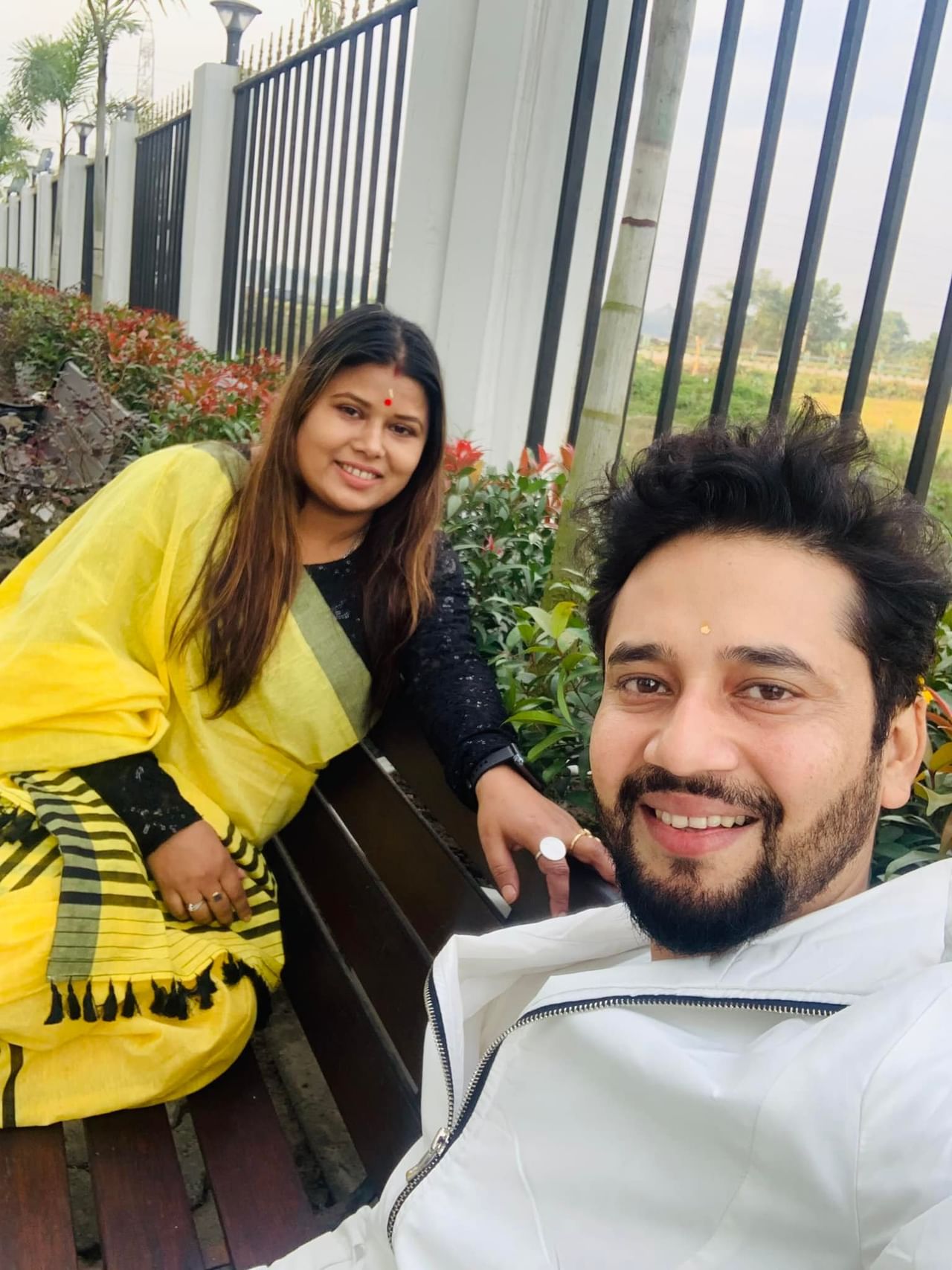 আজি প্ৰিয় কন্ঠশিল্পীগৰাকীৰ বিবাহ বাৰ্ষিকী। পত্নী বিজিয়েতাৰ সৈতে খোজ দিলে আকৌ এটা নতুন বৰ্ষত।