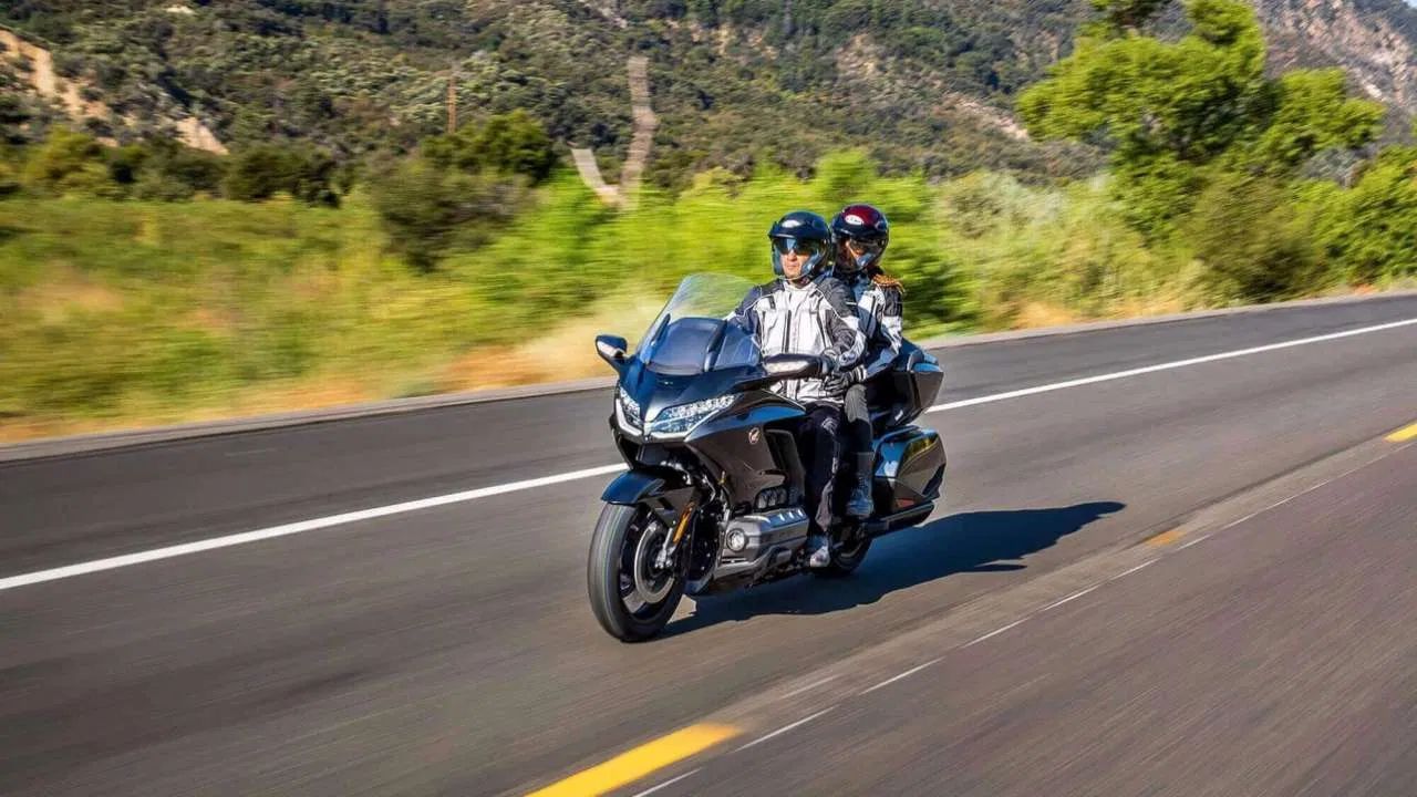 Honda Gold Wing: ভাৰতীয় বজাৰত হোণ্ডাৰ এই বিলাসী বাইকখনৰ মূল্য ৪৩ লাখ ৪১ হাজাৰ ৪২ টকা।