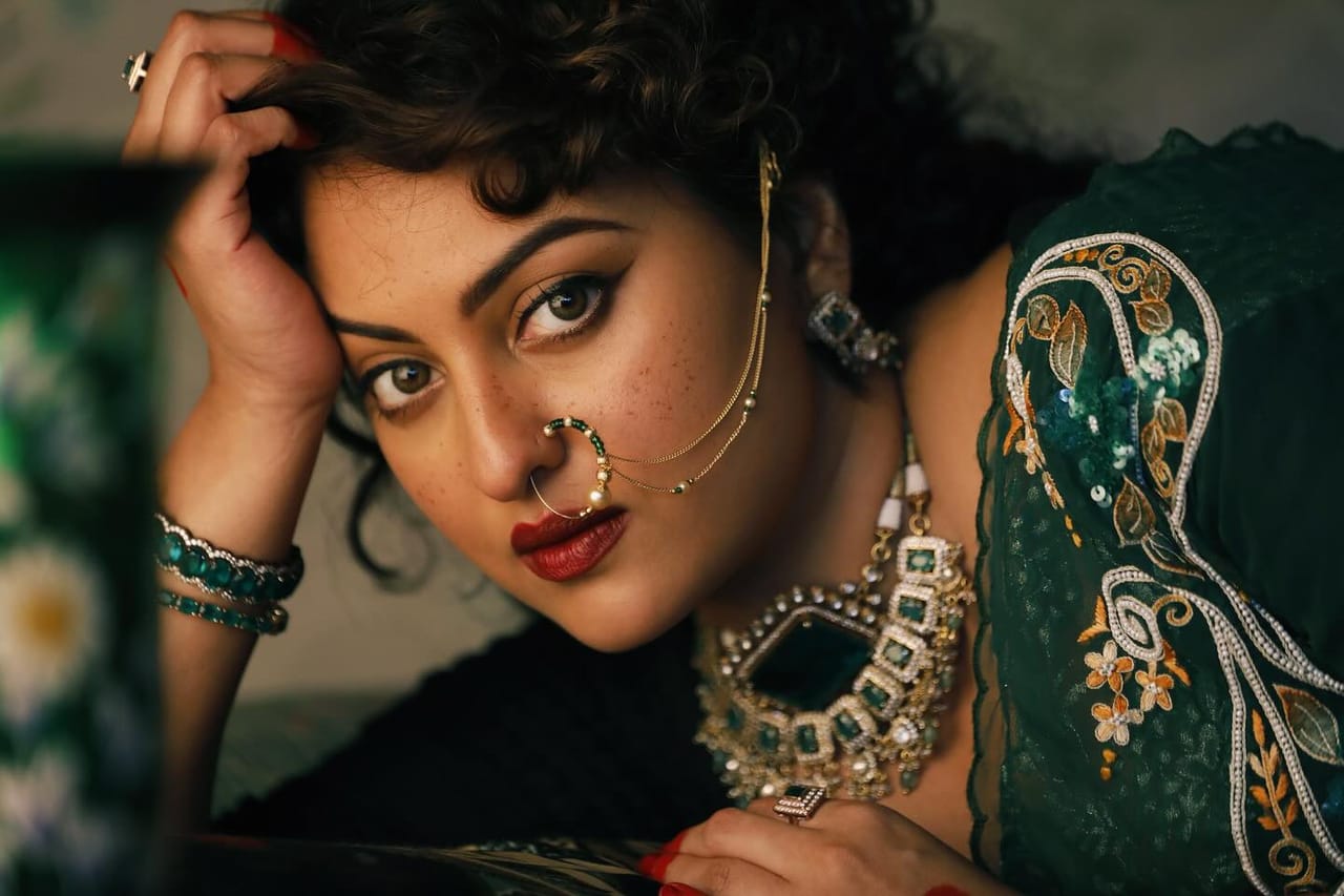 তথ্য়নুসৰি ছবিখনৰ চৰিত্ৰত সোনাক্ষী ন বছৰীয়া ছোৱালী থাকোঁতে বিক্ৰী কৰি পেলোৱা হৈছিল। হয়তো সেইবাবেই তাই পুৰুষক একেবাৰে ঘৃণা কৰা দেখুৱাব। সামাজিক মাধ্যমত এতিয়া ছবিখনকলৈ চলিছে বিশেষ চৰ্চা।