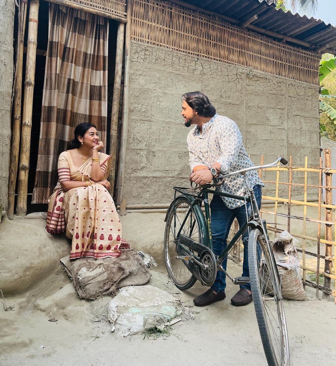 এই বিশেষ দিনটোত ৰিম্পী আৰু বিনয়ক শুভেচ্ছাৰে উপচাই পেলাইছে অনুৰাগীৰ লগতে আত্মীয়-স্বজনে।