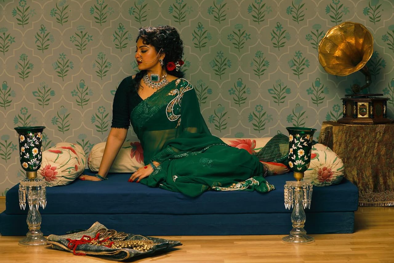 ছবিখনৰ লগত জড়িত কেইখনমান ফটো সামাজিক মাধ্যমত শ্বেয়াৰ কৰিছে সোনাক্ষী।