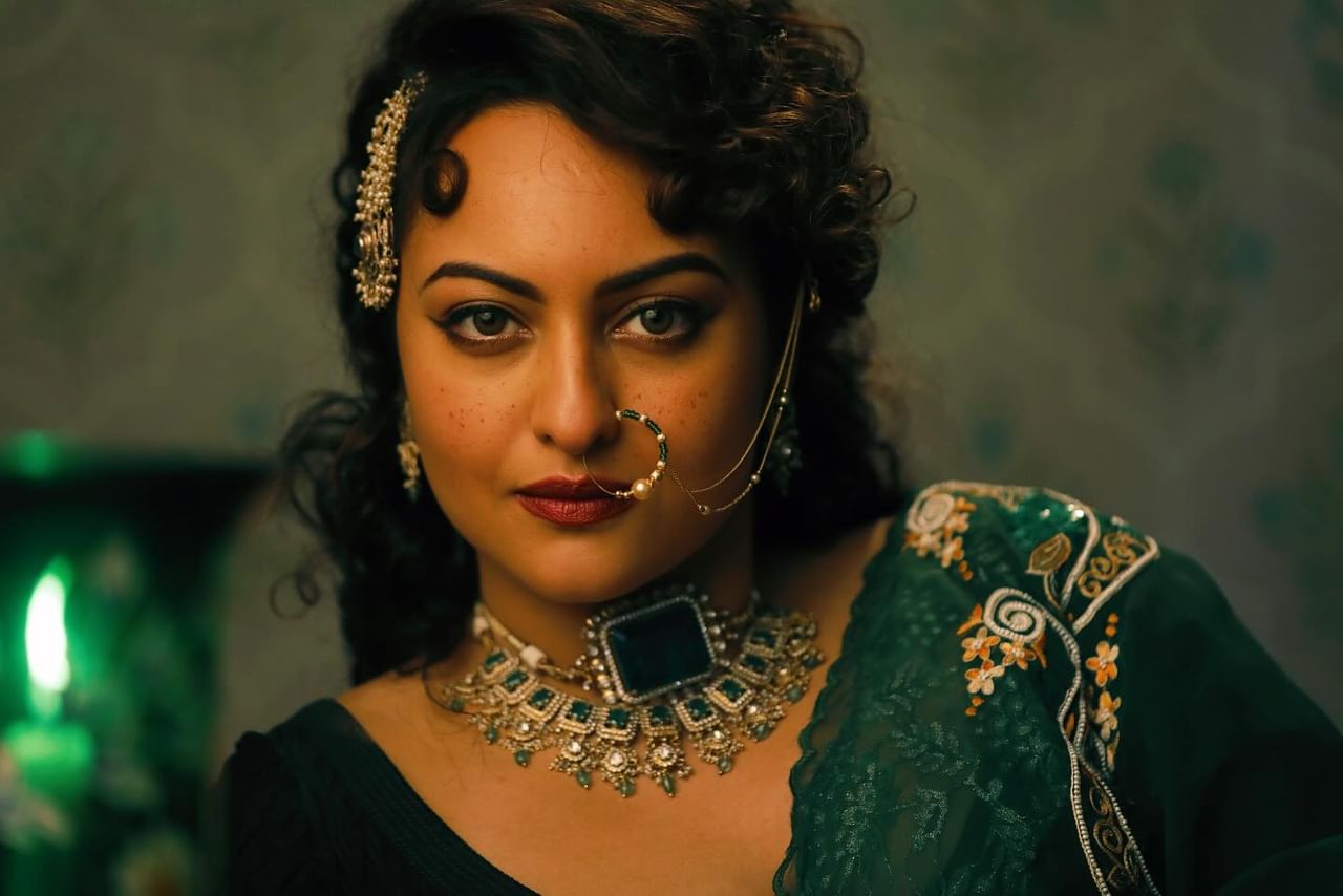 এই ছবিখনত সোনাক্ষীৰ সৈতে অদিতি ৰাও হাইদাৰী, ৰিচা চাড্ডা, মনীষা কৈৰালাকো দেখা গৈছে।