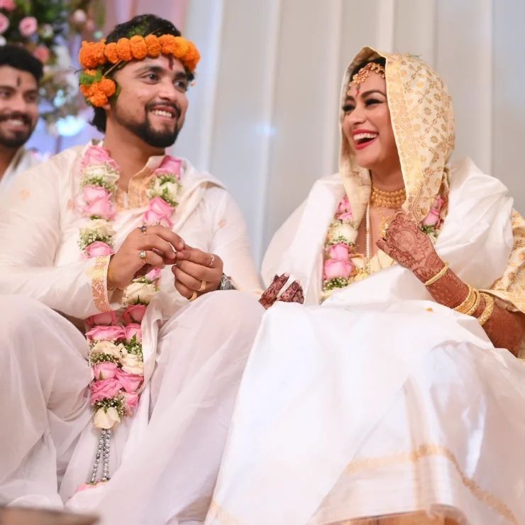 আজিৰ দিনটোতে বিশিষ্ট ব্যৱসায়ী বিনয় তালুকদাৰৰ সৈতে জীৱনৰ নতুন পথত খোজ দিছিল ৰিম্পীয়ে।