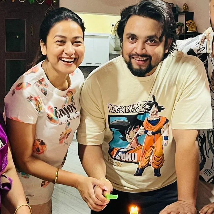 নিশা কেক কাটি ৰিম্পী দাসে সামাজিক মাধ্যমত শ্বেয়াৰ কৰিছে Happy 1st Anniversary Love ❤ @bee_n_oy