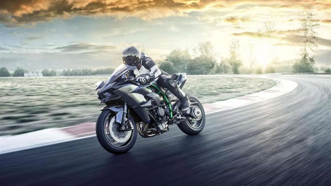 Kawasaki Ninja H2R:এই বাইকখনত মোবাইল এপ সংযোগ, জিপিএছ, দুটা ডিজিটেল ট্ৰিপ মিটাৰ, ষ্টেণ্ড এলাৰ্ম আদি বৈশিষ্ট্য আছে। এই বাইকখনৰ সৰ্বোচ্চ গতিবেগ ঘণ্টাত ৩২০ কিলোমিটাৰ বুলি প্ৰকাশ পাইছে।