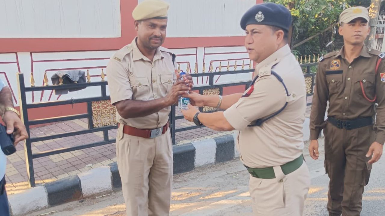 গুৱাহাটীত কৰ্তব্যৰত নিষ্ঠাবান আৰক্ষী আৰু মহিলা সকলক খোৱাপানী বিতৰণ কৰে অসম আৰক্ষীৰ জ্যেষ্ঠ বিষয়াই ।