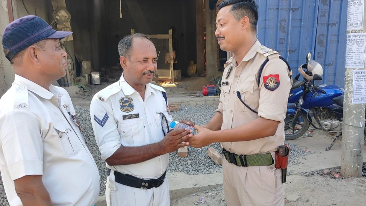 এছ আই আনন্দ মেধিয়ে প্ৰত্যাহ্বানমূলক পৰিস্থিতিত কৰ্তব্য পালন কৰি থকা যান-বাহন বিষয়া/কৰ্মীসকলক পানীৰ বটল বিতৰণ কৰে।