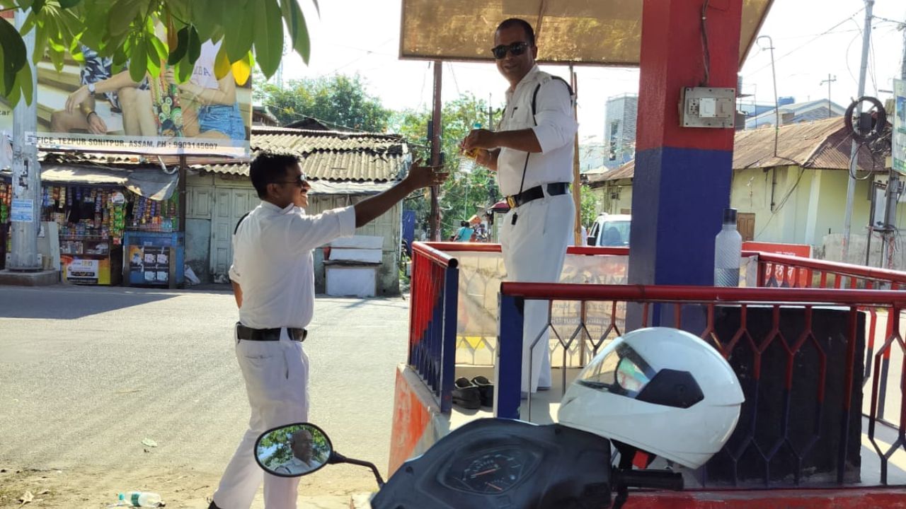 যোৱা কেইদিনত বৰ্ধিত তাপমাত্ৰাৰ বাবে ৰাজ্যত ঘৰৰ পৰা ওলাব নোৱাৰা পৰিস্থিতি সৃষ্টি হৈছে । ইয়াৰ মাজতে এই গৰমক নেওচি নিজৰ কৰ্তব্য পালন কৰি আছে আৰক্ষীৰ লোকসকলে ।