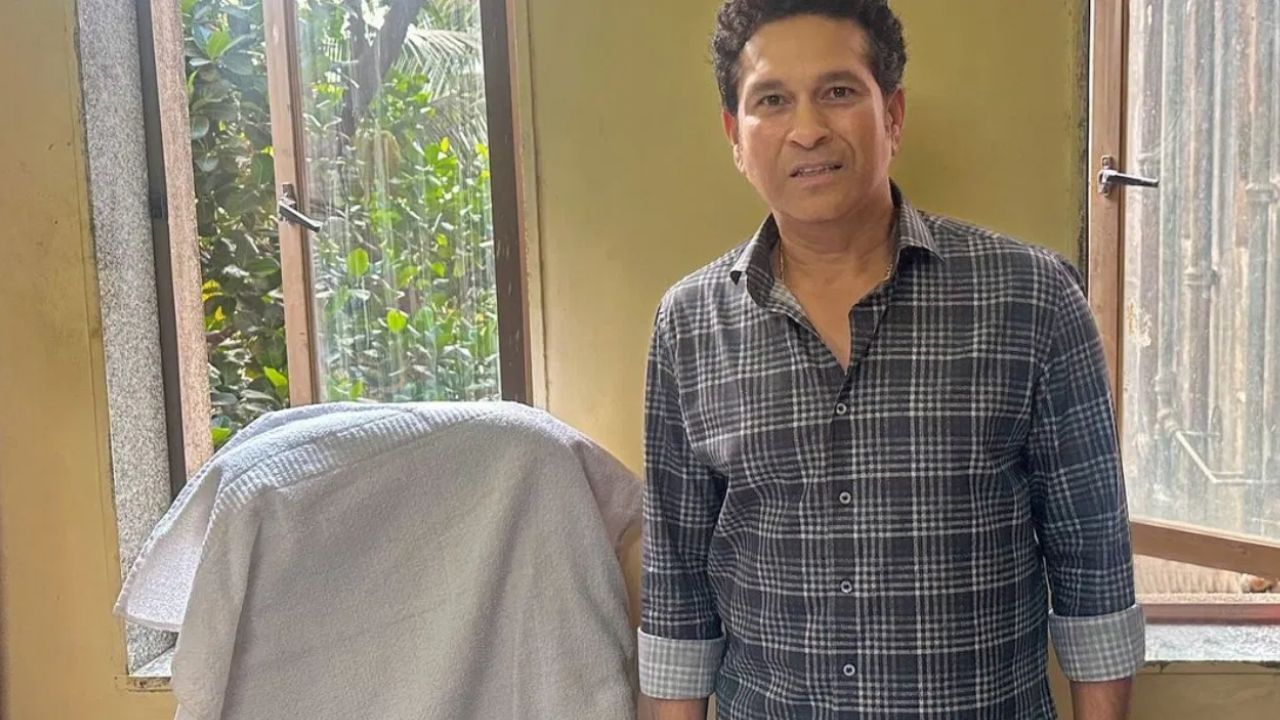 এই সময়ছোৱা তেওঁৰ বাবে অত্যন্ত আৱেগিক বুলি উল্লেখ কৰি শচীনে লগতে এতিয়াও পিতৃৰ চকীখনৰ কাষত থিয় হৈ তেওঁৰ উপস্থিতি অনুভৱ কৰে বুলি মন্তব্য কৰে।