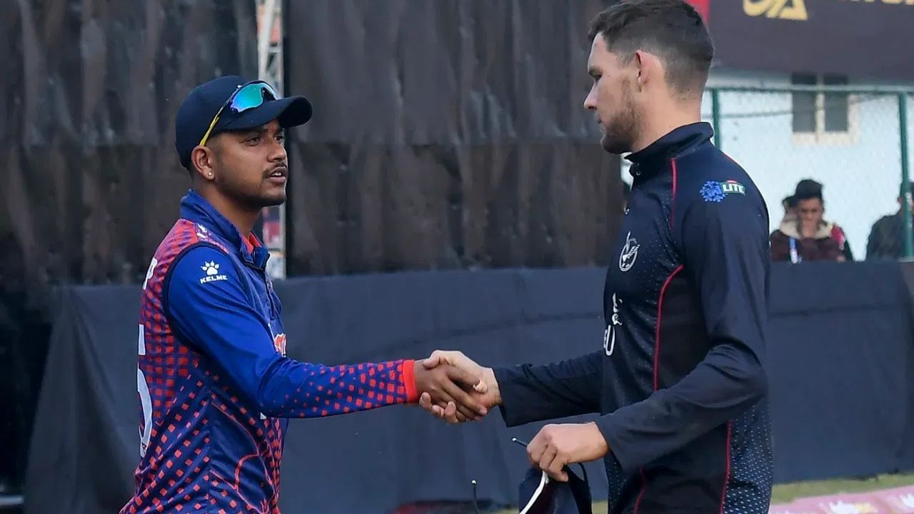 বিশ্বৰ কেইবাখনো আগশাৰীৰ ক্ৰিকেট লীগত খেলাৰ অভিজ্ঞতাৰে পুষ্ট লামিচানেই নেপালৰ অধিনায়কৰ দায়িত্বও বহন কৰিছিল যদিও ধৰ্ষণৰ অভিযোগৰ পিছতে তেওঁ পদচ্যুত হৈছিল।