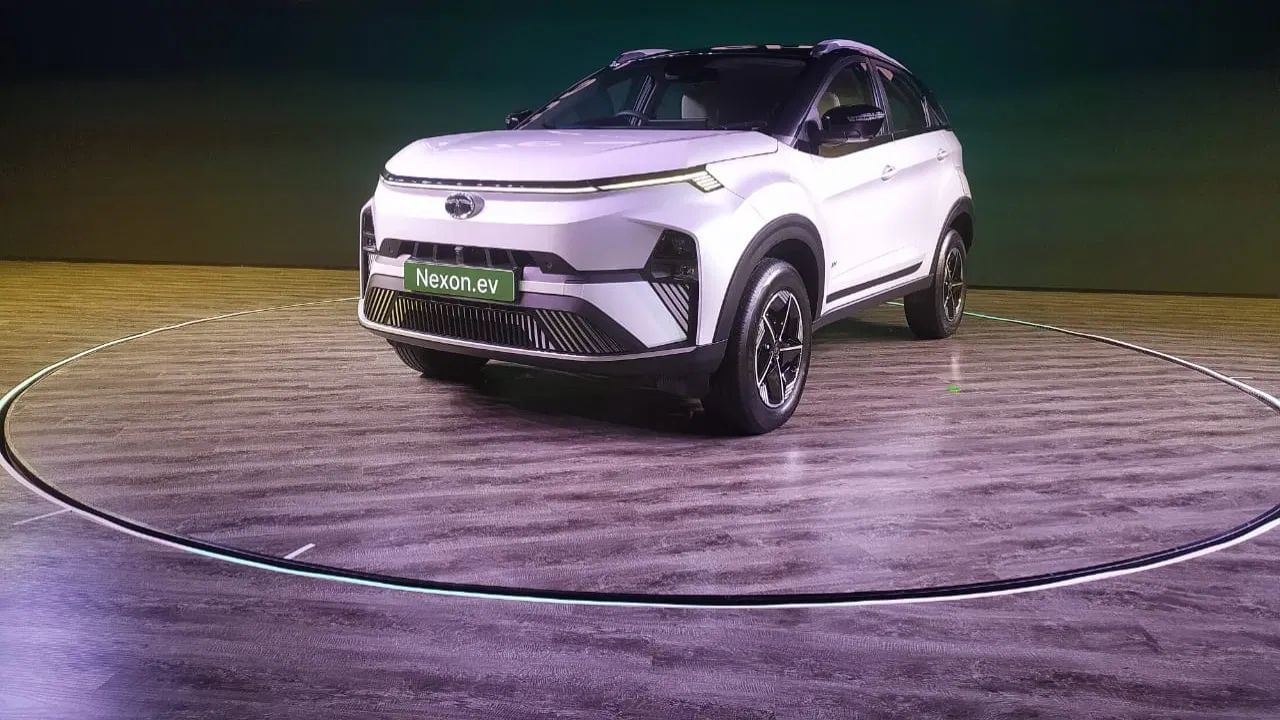 টাটা নেক্সনঃ টাটা মটৰছৰ এই জনপ্ৰিয় SUV খন ৭ লাখ ৯৯ হাজাৰ ৯৯০ টকা (এক্স শ্ব’ৰুম)ৰ পৰা ১৪,৭৯,৯৯০ টকা (এক্স শ্ব’ৰুম)লৈকে গ্ৰাহকৰ বাবে উপলব্ধ হ’ব।