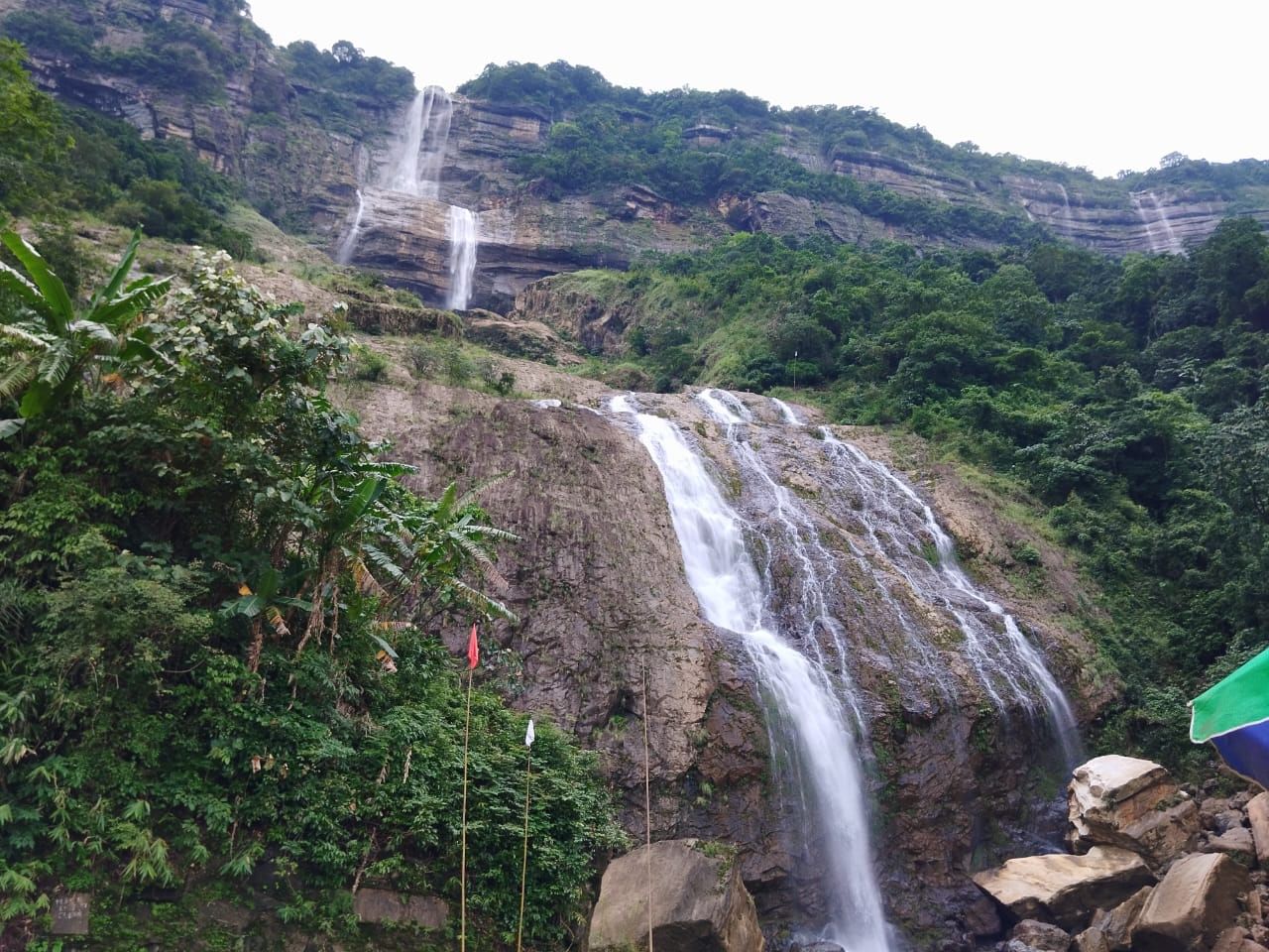 কিনৰেম ফলঃ গুৱাহাটীৰ পৰা প্ৰায় ১৭০ কিলোমিটাৰ দূৰত অৱস্থিত এই জলপ্ৰপাতটো।