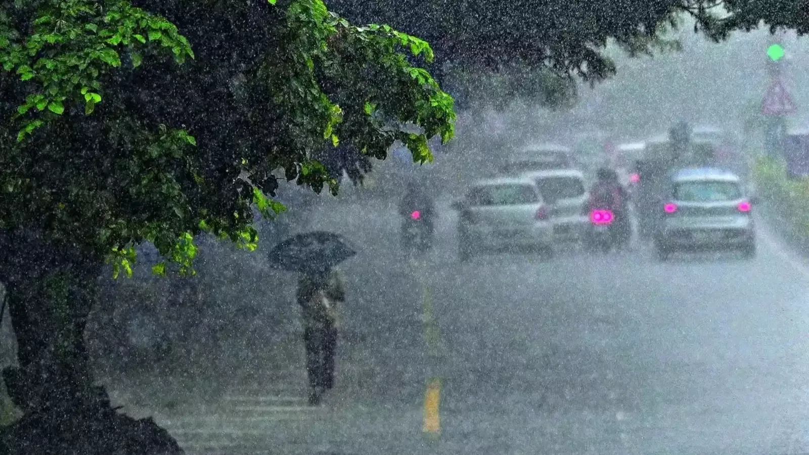 শনিবাৰৰ পৰা ৰাজ্যৰ ভিন্নপ্ৰান্তত আহিছে বৰষুণৰ লগতে ভয়ংকৰ ধুমুহা।