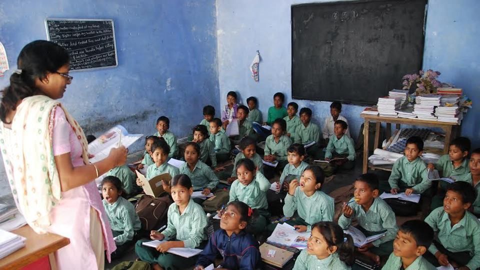 মধ্য ইংৰাজী বিদ্যালয়ৰ পাঠদান পুৱা ৭.৩০ বজাৰ পৰা দুপৰীয়া ১২.৩০ বজালৈ চলিব। উচ্চ আৰু উচ্চতৰ মাধ্যমিকৰ পাঠদান হ'ব পুৱা ৭.৩০ ৰ পৰা দুপৰীয়া ১ বজালৈ।