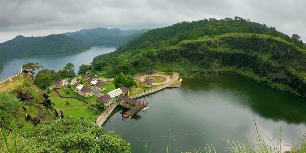 Idukki:গৰমৰ দিনত আপুনি ভ্ৰমণ কৰিব পাৰে ইডিক্কি। এই ঠাইখন কেৰালাত আছে। চাৰিওফালে পাহাৰ, গছ-গছনিয়ে আবৰা ঠাইখনে বেছ আকৰ্ষিত কৰে পৰ্যটকক। ঠাইখনত বৰ্তমান তাপমান প্ৰায় ২০ ডিগ্ৰী ছেলচিয়াছ।
