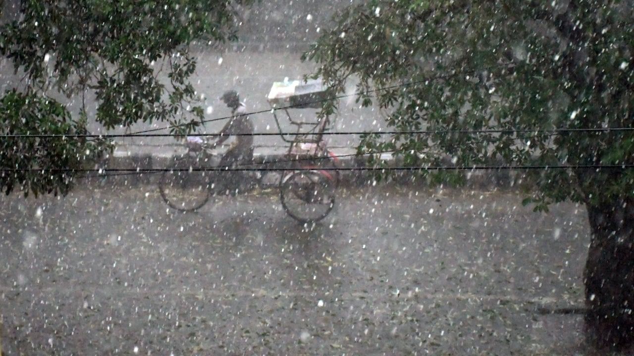 বতৰ বিজ্ঞান কেন্দ্ৰই জাৰি কৰা অনুসৰি আগন্তুক ৪-৫ দিনলৈ ৰাজ্যত বৰষুণ দি থকাৰ সম্ভাৱণা আছে। পশ্চিম অসমৰ পৰা উত্তৰ ওড়িশালৈকে গড় সমুদ্র পৃষ্ঠৰ ৯.৮-১২ কিলোমিটাৰ ওপৰত নিম্ন চাপৰ বিস্তৃত ৰেখা বিৰাজমান।