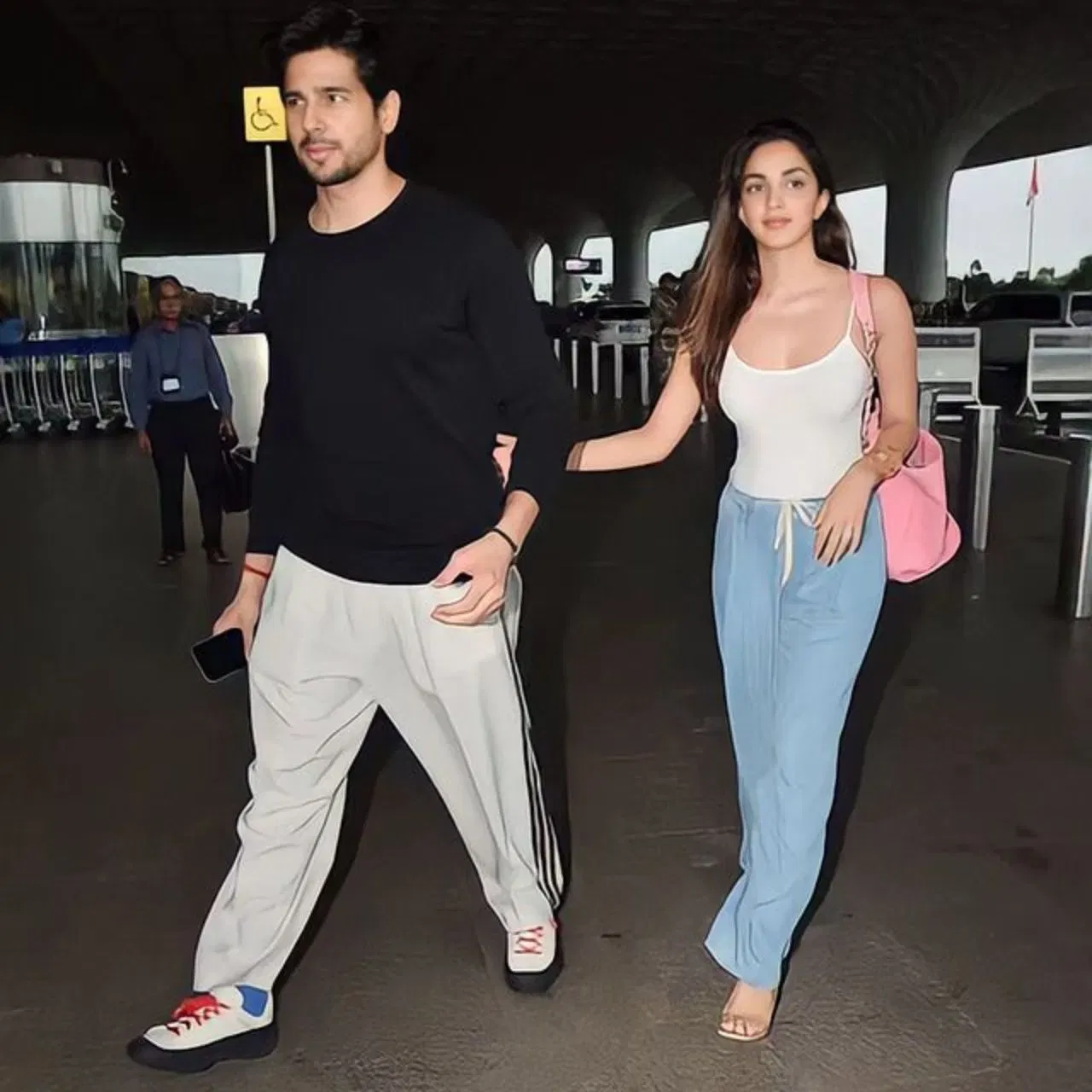 সিদ্ধাৰ্থ আৰু কিয়াৰাৰ এই এয়াৰপৰ্ট লুকটোও যথেষ্ট কেজুৱেল । কিয়াৰাই বগা টপৰ সৈতে পাতল নীলা ৰঙৰ পেন্ট পিন্ধিছে। একে সময়তে সিদ্ধাৰ্থই পিন্ধিছে ক’লা ৰঙৰ টি-চাৰ্ট। দুয়োৰে এই লুকটো যথেষ্ট ভাল দেখা গৈছে।