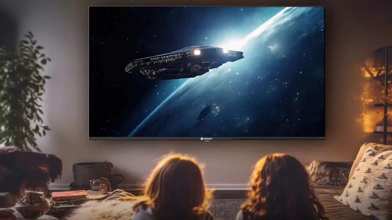 Motorola EnvisionX 140 55 inch Google TV: এই টিভিটো 41 শতাংশ ৰেহাইৰ পিছত ফ্লিপকাৰ্টত 34,999 টকাত বিক্ৰী কৰা হৈছে। এই টিভিত আছে মিডিয়াটেক প্ৰচেছৰ, এআই পিক্চাৰ-অডিঅ’ কোৱালিটি অপ্টিমাইজেচন সমৰ্থন, 20 ৱাটৰ শব্দ আউটপুট, ডলবি এটমছ আৰু 2 জিবি ৰেম।