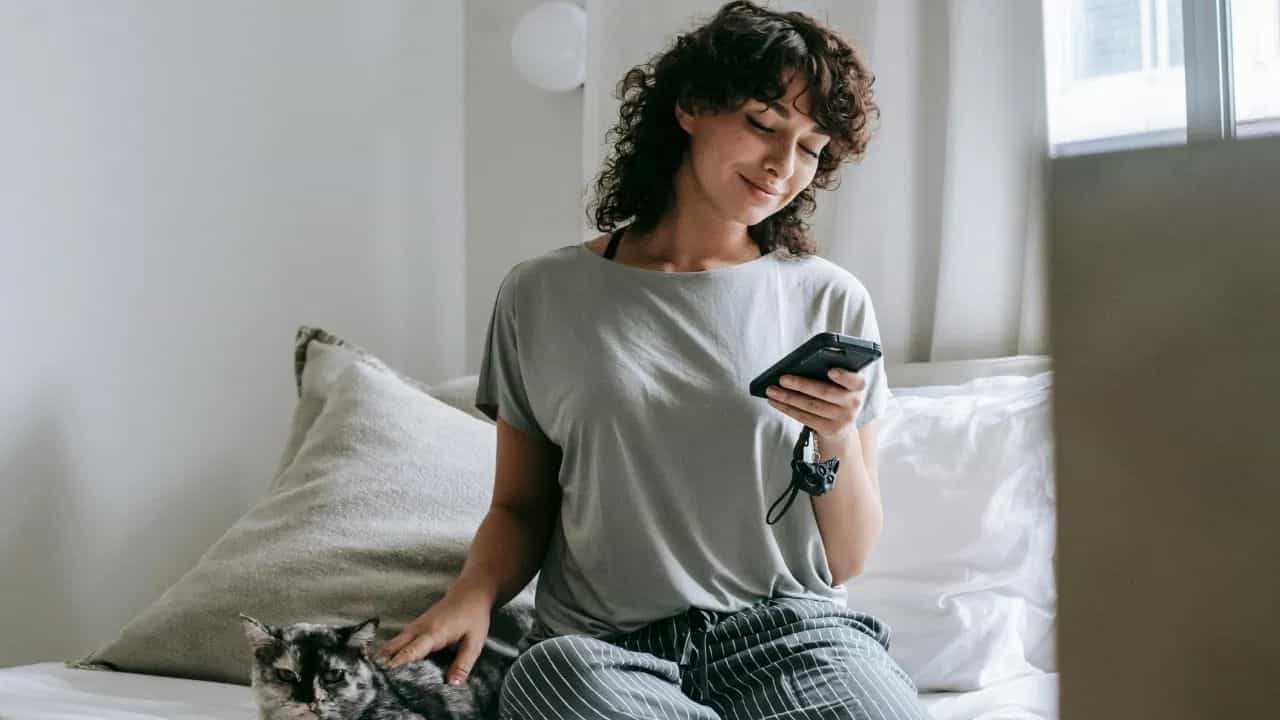 কেইবাঘণ্টা ধৰি মোবাইল ব্যৱহাৰ কৰিলে হ’ব পাৰে এনে সমস্যাঃ এইসমূহ লক্ষণক উলাই নকৰিব..