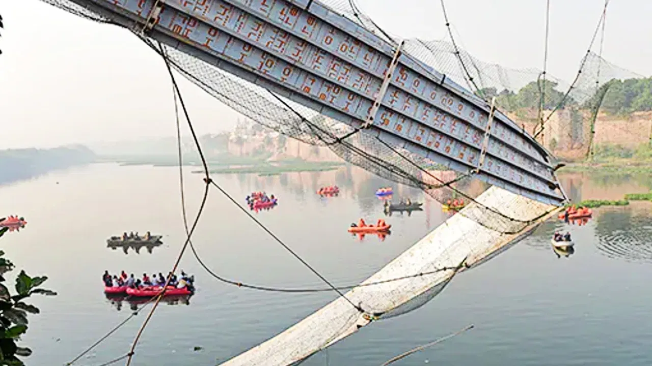 ২০২২ চনত গুজৰাটৰ মোৰবি চহৰত এক শোকাবহ দুৰ্ঘটনা সংঘটিত হৈছিল। ২০২২ চনৰ ৩০ অক্টোবৰত মাচ্চু নদীৰ ওপৰত থকা ঝুলন্ত দলঙৰ তাঁৰ চিঙি যায়। যাৰ ফলত প্ৰায় ১৪১ জনে মৃত্যুক সাৱতি লয়। মৃত্যু হোৱা সকলৰ ভিতৰত ৪৭ জন শিশুও আছিল।