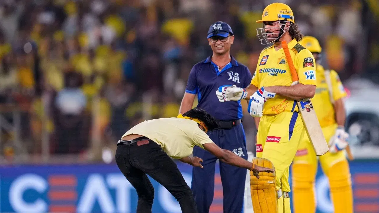 লগে লগে খেলপথাৰৰ নিৰাপত্তাৰক্ষী আহি লোকজনক উলিয়াই লৈ যায়। জানিব পৰা মতে আহমেদাবাদ আৰক্ষীয়ে ১১ মে'ত অনুৰাগীজনক গ্ৰেপ্তাৰ কৰি আইপিচিৰ ৪৪৭ ধাৰাত গোচৰ ৰুজু কৰিছে। (ফটো: পিটিআই)