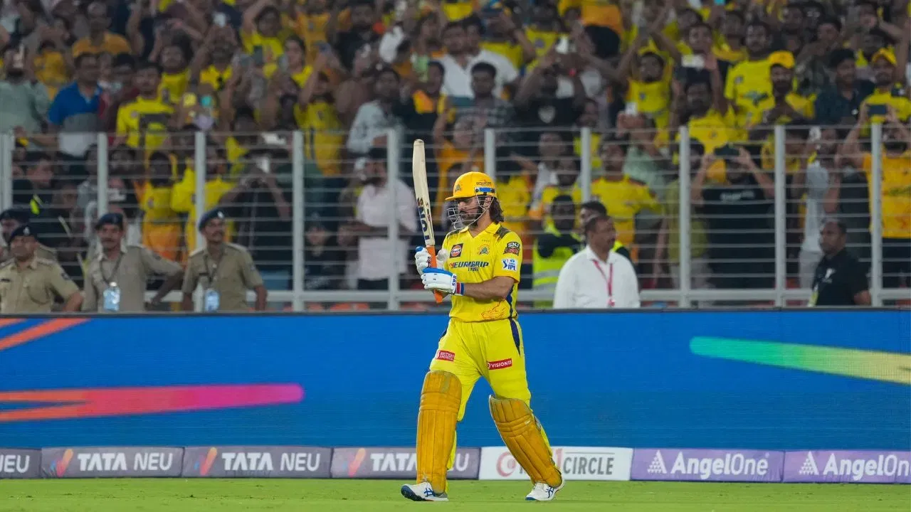 কেতিয়াবা অনুৰাগীয়ে আই পি এলৰ খেলৰ সময়ত খেলপথাৰত প্ৰৱেশ কৰি নিজৰ প্ৰিয় খেলুৱৈগৰাকীক স্পৰ্শ কৰি চোৱাৰ চেষ্টা কৰে। যাৰ বাবে তেওঁ বিপদৰ সন্মুখীন হ'ব লগাও হয়।(ফটো: পিটিআই)