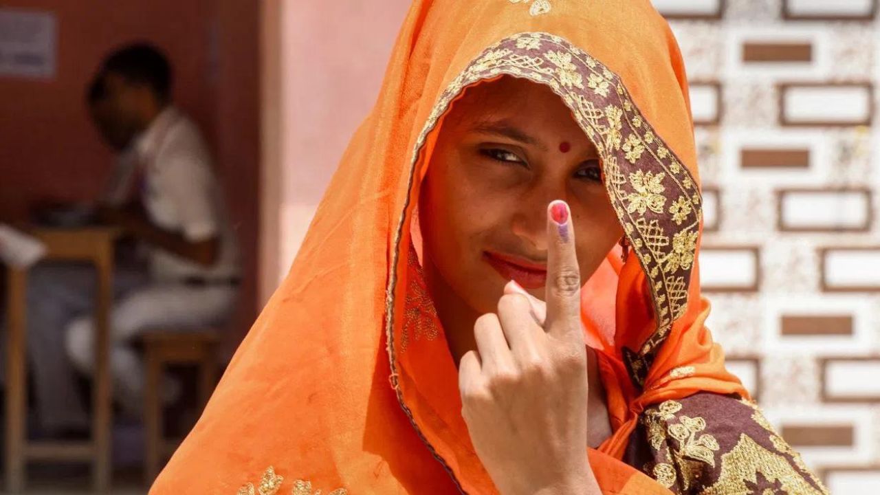 কিন্তু জনপ্ৰতিনিধিত্ব আইন, ১৯৫১ৰ ১৩৫বি(৪) ধাৰা অনুসৰি যদি কোনো কৰ্মচাৰীৰ অনুপস্থিতিয়ে কৰ্মক্ষেত্ৰত অসুবিধাৰ সৃষ্টি কৰাৰ বা কৰ্মক্ষেত্ৰত ক্ষতি কৰাৰ সম্ভাৱনা থাকে, তেন্তে তেওঁলোকে ছুটী নাপাব।