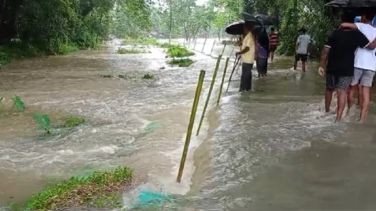 এই সময়ছোৱাত বৰঝাৰস্থিত আঞ্চলিক বতৰ বিজ্ঞান কেন্দ্ৰই জাৰি কৰিছে সতৰ্বাণী । আগন্তুক ২৩ জুনলৈ অসমৰ লগতে উত্তৰ পূৰ্বাঞ্চলৰ আহিব বৰষুণ।