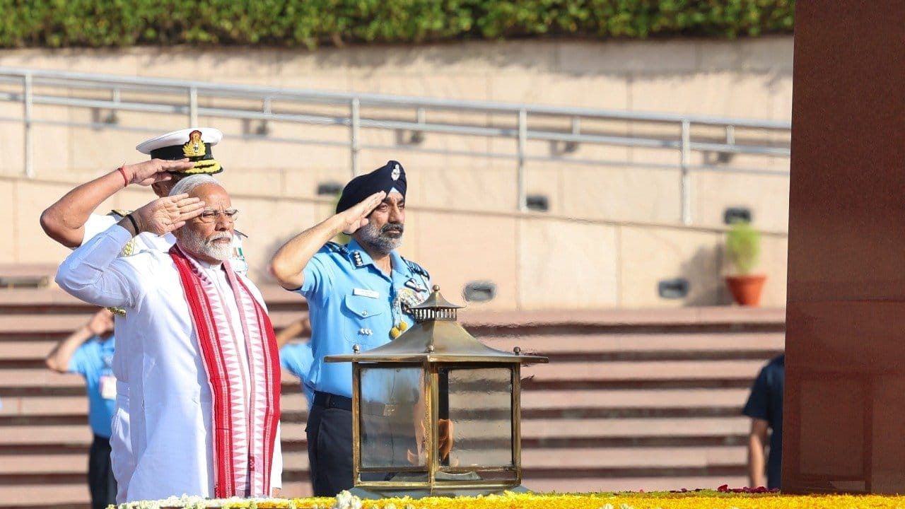 শপত লোৱাৰ পূৰ্বে জাতিৰ পিতা, বাজপেয়ী আৰু শ্বদীহসকলক শ্ৰদ্ধাঞ্জলি নৰেন্দ্ৰ মোদীৰ